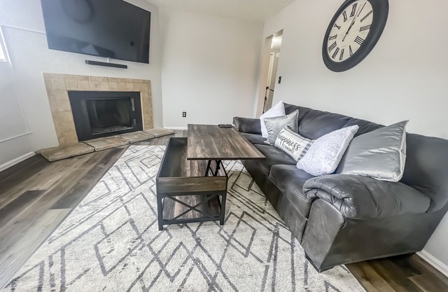 Lovely 2 bedroom! Close to All.
