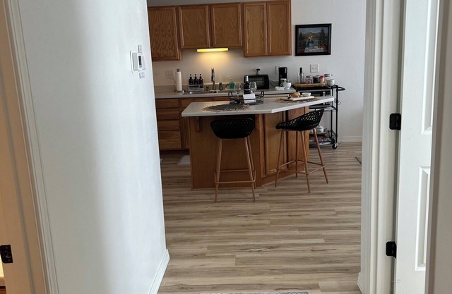 Lovely 2 bedroom condo Mid-century Cozy cottage