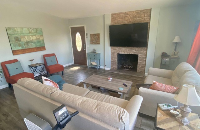 Lovely 3-Bed home, private yard, 1 mi to beach. AVAIL MAY - OCT 2023