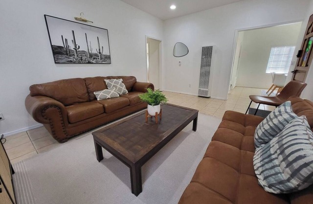 Lovely 3-bedroom house in South Gate