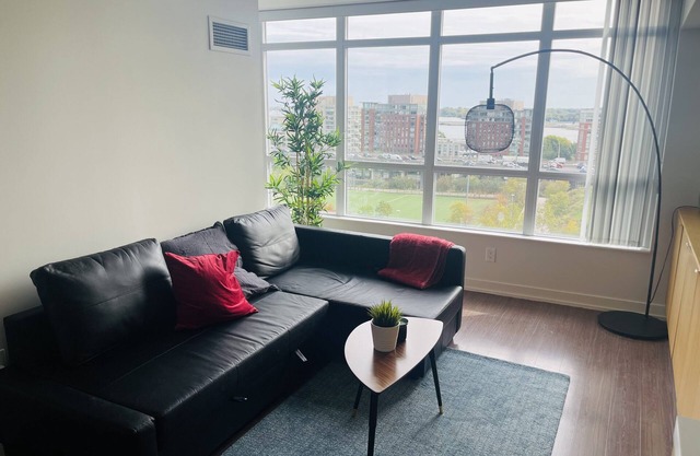 Lovely and spacious 2-bedroom condo + free parking