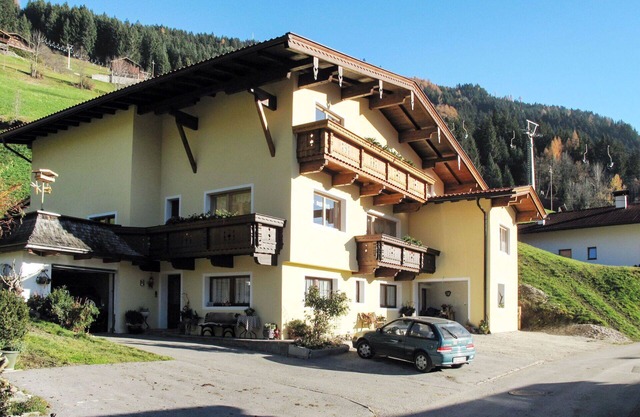 Lovely apartment for 5 people with WIFI, TV, terrace, pets allowed and parking