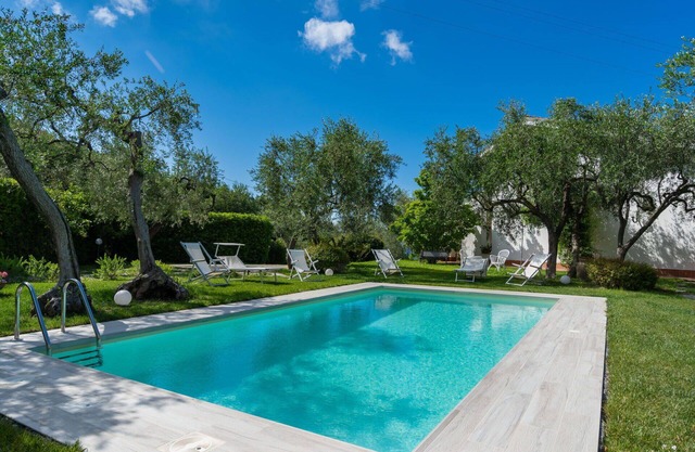Lovely apartment in villa with WIFI, pool, TV, patio, pets allowed, panoramic view and parking