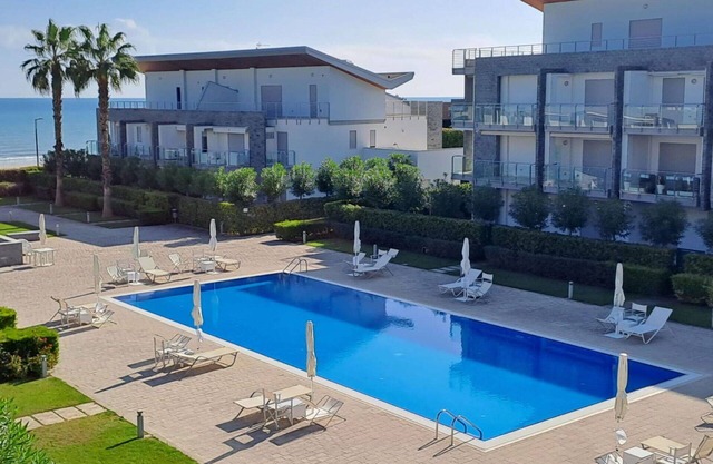 Lovely apartment for 4 guests with A/C, pool, WIFI, TV, terrace, pets allowed and parking