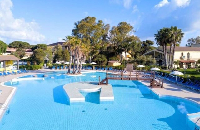 Lovely apartment for 4 guests with A/C, WIFI, pool, TV, pets allowed and parking