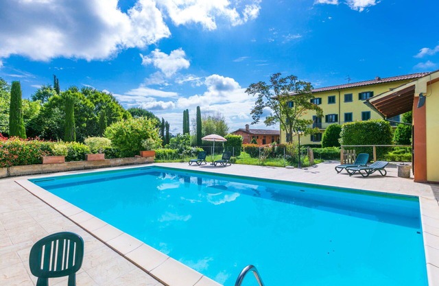 Lovely apartment in villa with A/C, private pool, WIFI, hot tub, TV, pets allowed and parking