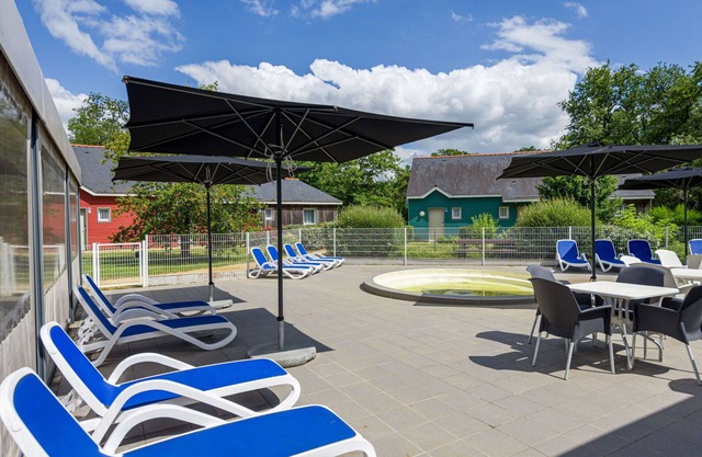 Lovely apartment in villa for 6 people with internet, pool, TV, terrace, pets allowed and parking
