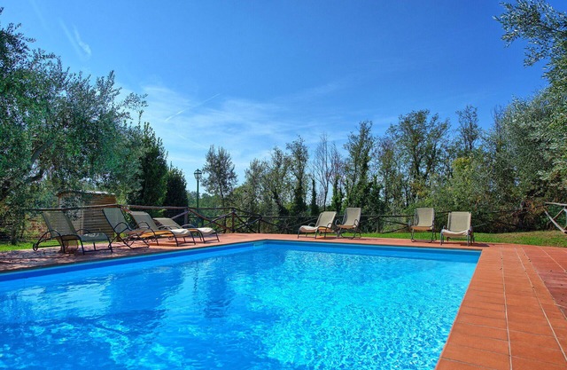 Lovely apartment with pool, WIFI, TV, pets allowed, panoramic view and parking, close to Florence