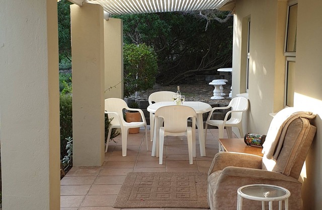 Lovely Beach House in private nature reserve near Hermanus and Cape Town