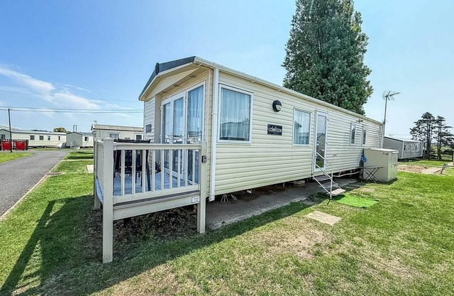 Lovely caravan with decking at Heacham Beach in Norfolk ref 21028T