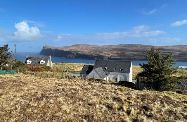 Lovely cottage with views of Loch. Near to Neist Point light house. Sleeps 8.