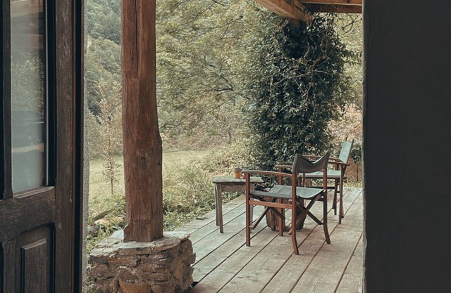 Lovely farmhouse with river access, perfect for families and groups!