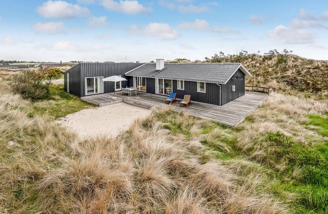 Lovely home in Hvide Sande with WiFi