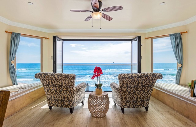 Lovely Oceanfront Unit with Floor-to-Ceiling Windows P819-5