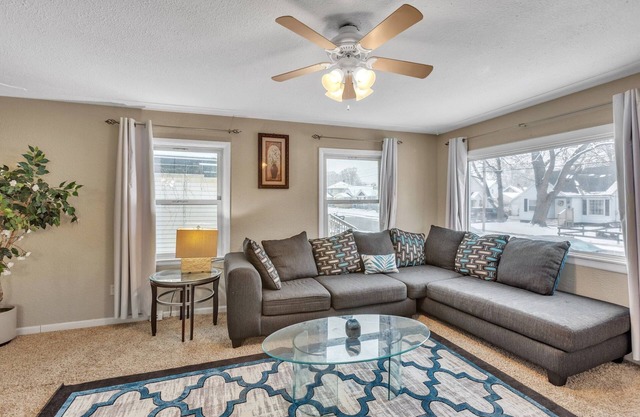 Lovely PET FRIENDLY three bedroom in desirable Urbandale Location! by RedAwning