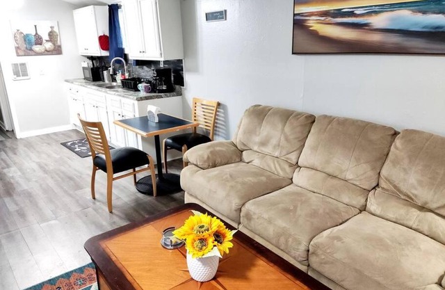 Lovely Two Bedroom Home- Close to DT Greenfield