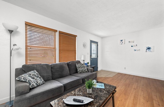 Lovely Updated 2bd house just minutes away from anything the Qc has to offer!