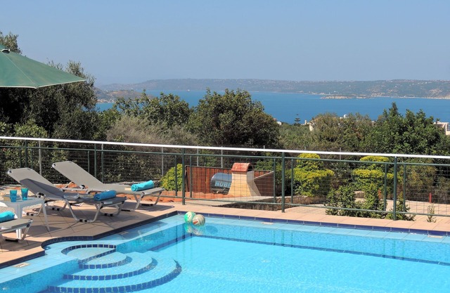 Lovely villa with 40m2 pool with Roman steps and panoramic sea views