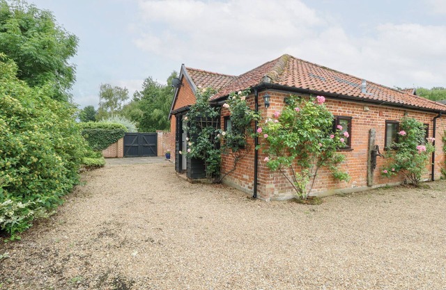 LOWBROOK COTTAGE, pet friendly, with a garden in Dickleburgh