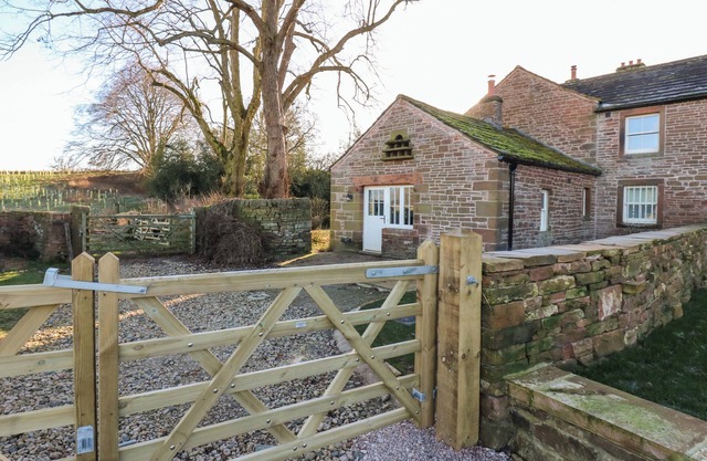LUHAM COTTAGE, pet friendly, with open fire in Langwathby