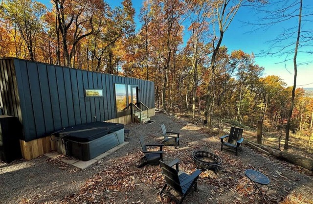 Luna Lookout: Hot Tub, Mountain Views & Fire Pit