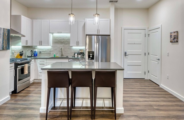 Lux 2 Bed/2 Bath Apartment with Amenities Near Shipyards