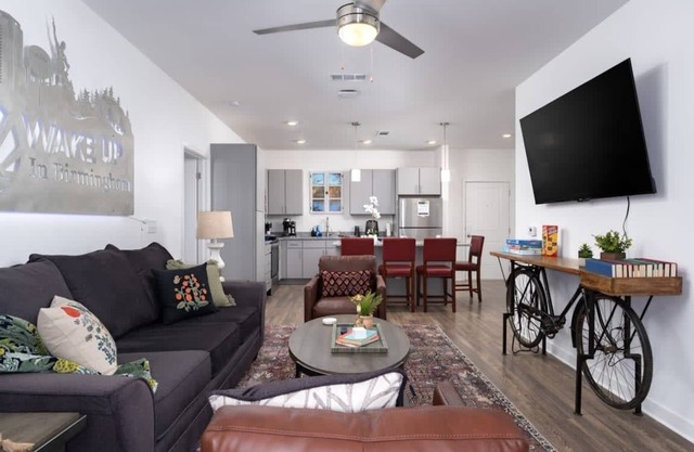 Lux 2 BR w/private 2 bath Mins to Oak Mtn St Park