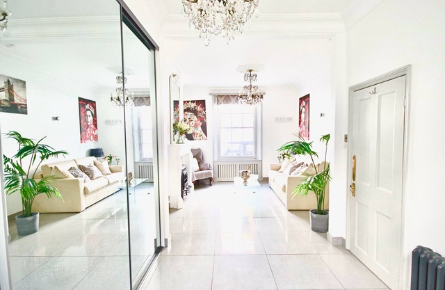 LUX APARTMENT! WALK TO BUCKINGHAM PALACE, METROS, CAFES, PUBS, RESTOS + NETFLIX!