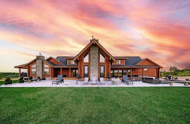 Lux Log Cabin - Epic Views, Huge Patio, & Hot Tub!
