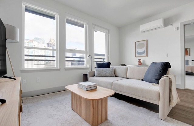 Luxe Bellevue 1BR w/Gym & Roof Lounge, near coffee shops, by Blueground