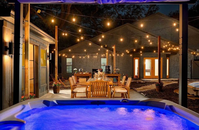 Luxe Brandon Oasis w/Private Pool & Hot Tub!