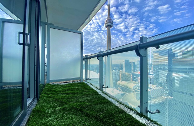 LUXE CITYSCAPE CN TOWER VIEWS 20FT BALCONY