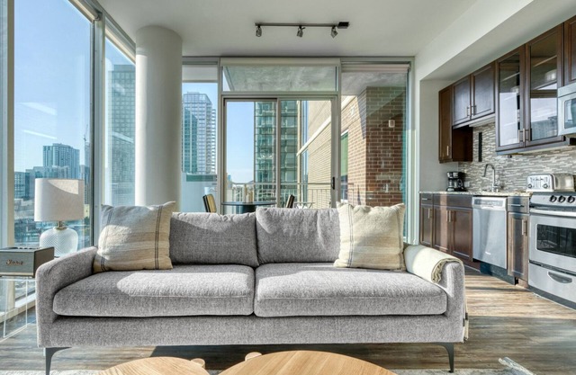 Luxe Downtown 1BR w/Gym, Deck & W/D, walk to 6th St bars, by Blueground