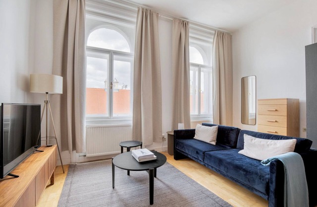 Luxe Landstraße Studio w/Elevator, 5 mins to Innenstadt, by Blueground