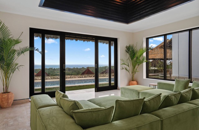 Luxe Ocean View Family Home Private Pool, Garden + Big Kitchen 13 beaches nearby