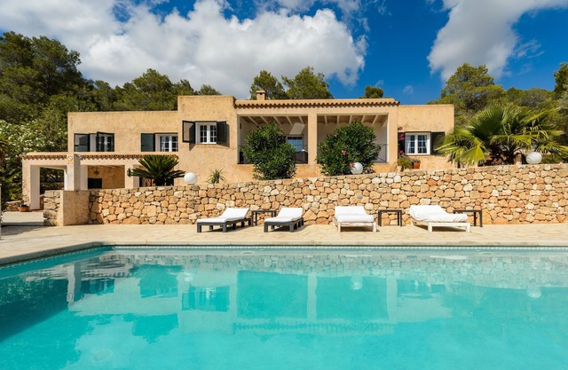 Luxurious Villa “Casa Olivo” with Mountain View, Pool, Wi-Fi, Balcony & Air Conditioning