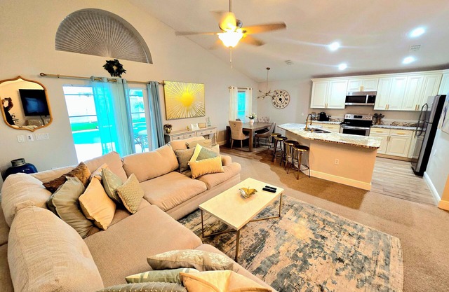 Luxurios 5-bed villa- fitness ,HotTub, Gameroom, WiFi next Disney - sleeps 10