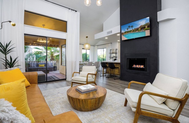Luxurious 2 Bedroom Townhome with a Heated Pool, Hot Tub, an Unbeatable Location