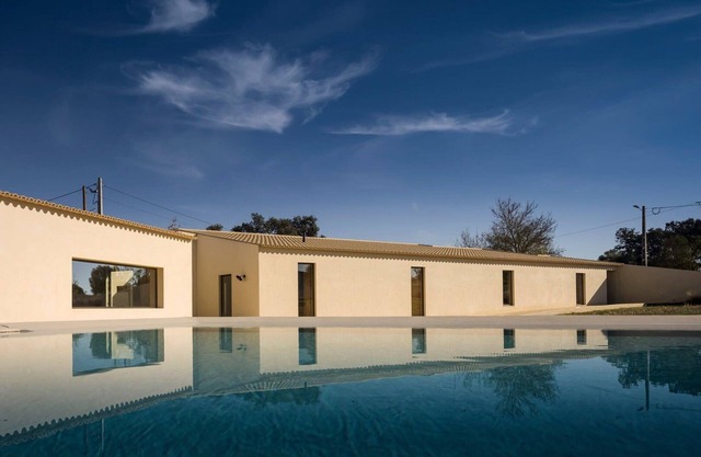 Luxurious ambience with pool in Freixo