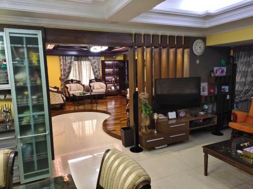 Luxurious Apartment at city heart near Airport