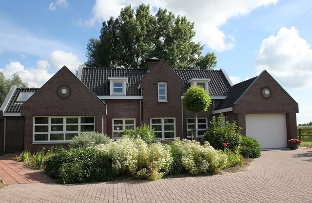 Luxurious, detached holiday home right by the water