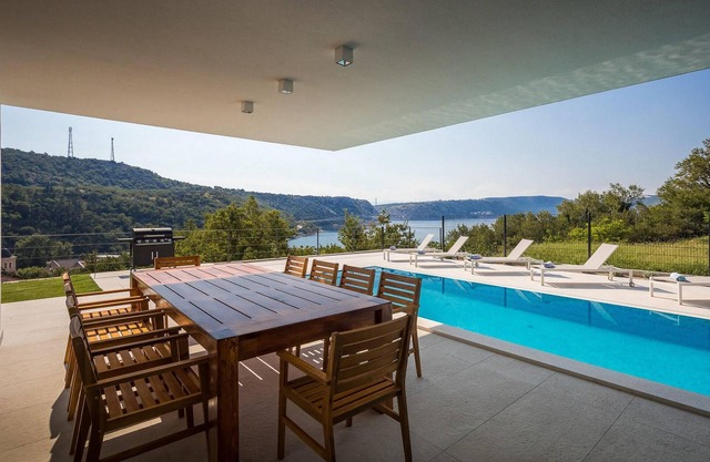 Luxurious home in Bakarac