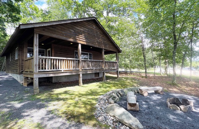 Luxurious Lake View Log Cabin with Fire Pit in the Poconos