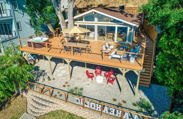 Luxurious lakefront with views, deck, spa & your private dock