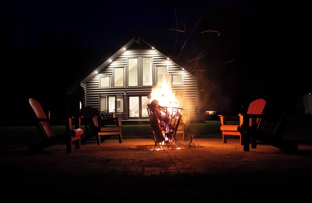 Luxurious Lakefront Log Home with Entertainment Building on Moosehead Laken