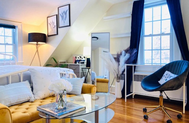 Luxurious Master Bedroom w/ 4K 65” TV, Netflix, Desk for Work & Makeup