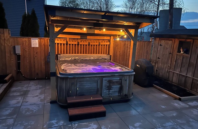 Luxurious modern 4 season cottage on Lake Erie with hot tub