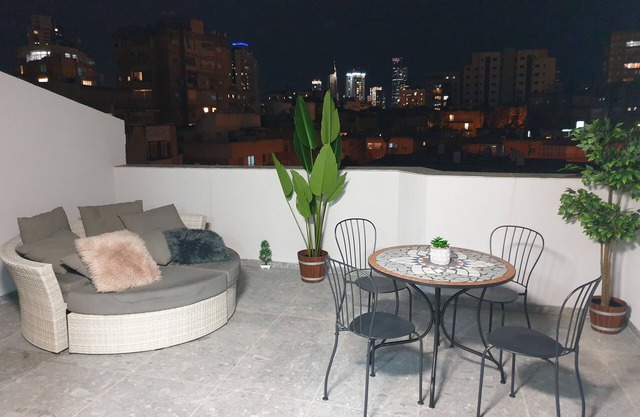 Luxurious penthouse - couples/families 2br minutes from TLV center free parking