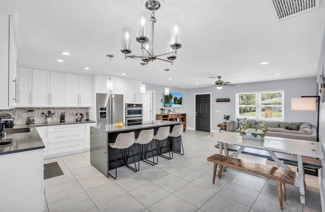 Luxurious Retreat for up to 10 Guests near Beach