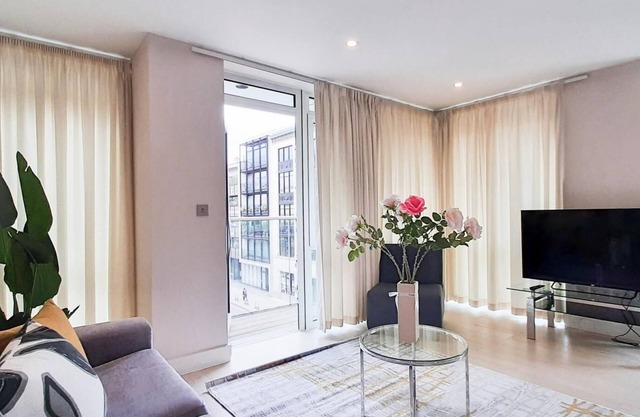 Luxurious Two Bed Two Bath with Balcony in Angel